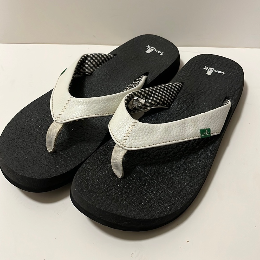 Sanuk black sandals